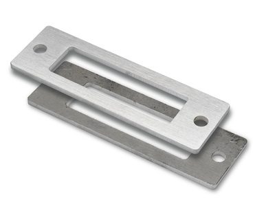 Pièce en aluminium avant et après ébavurage, montrant l’élimination des bavures et arêtes vives