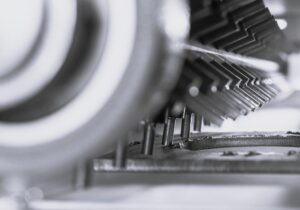Machine d’ébavurage pour la tôlerie industrielle